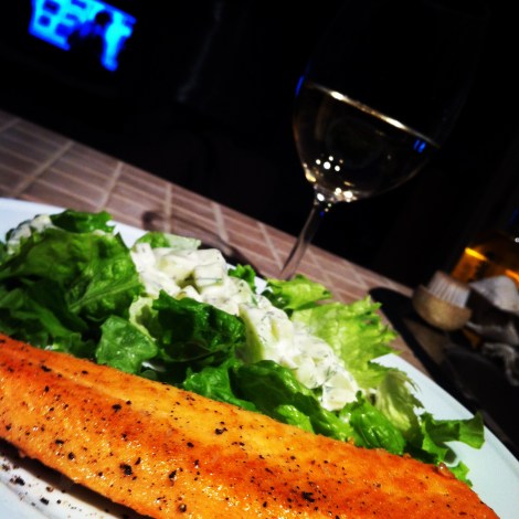 Truite citronnée, salade de concombre à l'aneth