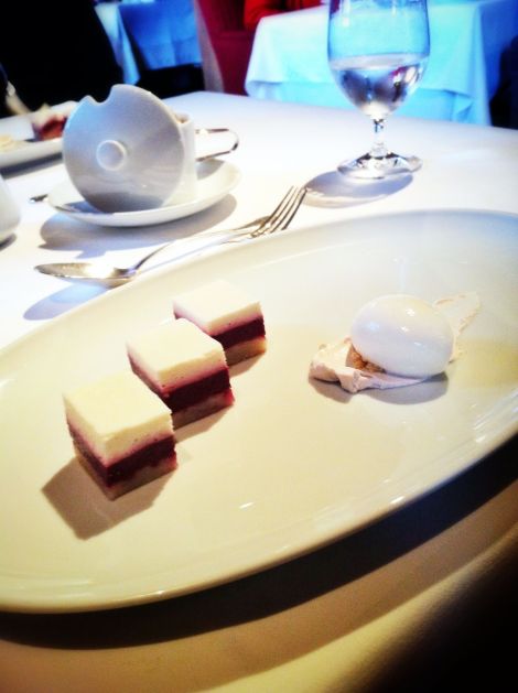 Dacquoise aux amandes, crémeux au cassis et sorbet à la poire