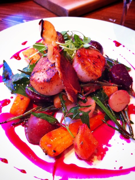 Pétoncles poêlés sur salade de betteraves tièdes