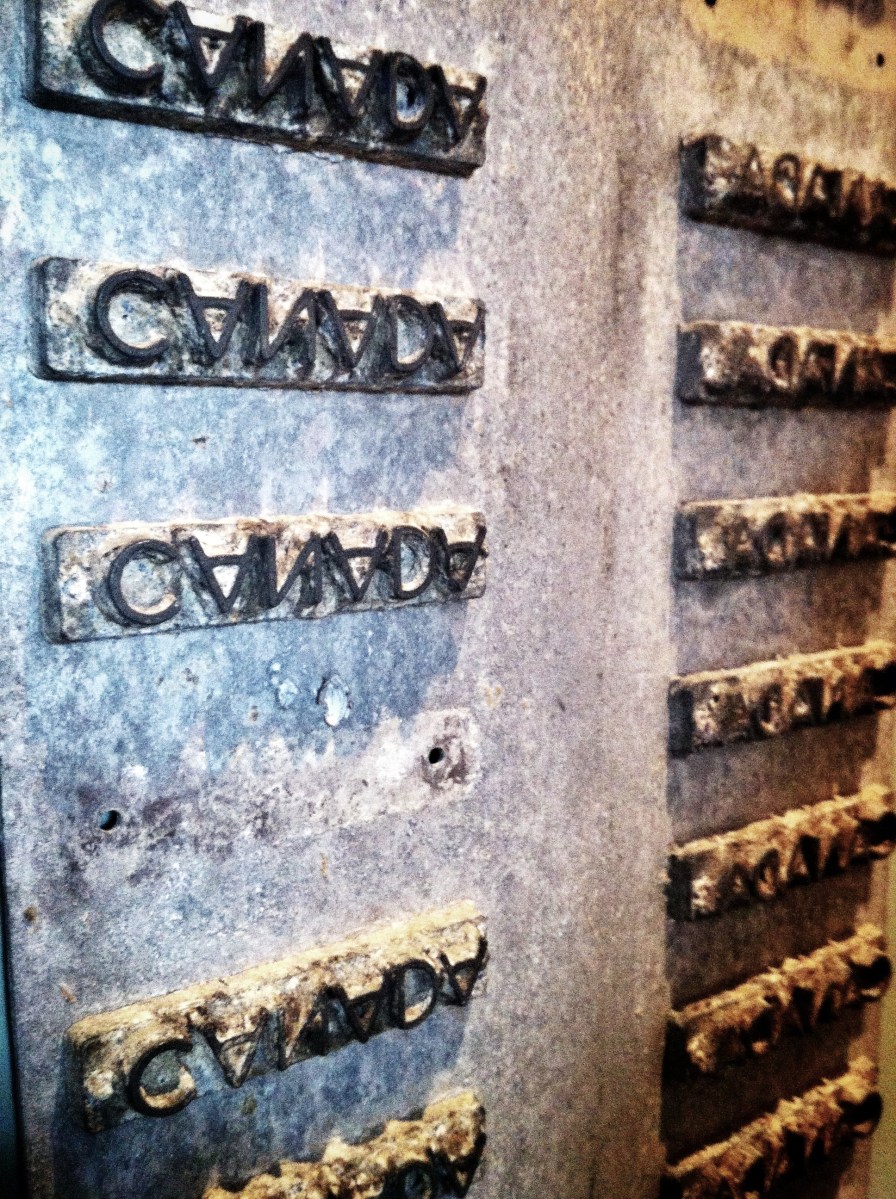 Une plaque qu'on pressait sur la cire des fromages durant la guerre pour les identifier