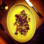 La polenta crémeuse garnie de maïs grillé et d'un poêlée de pleurotes