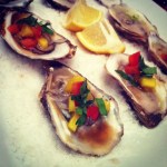 Avec mangue, poivron rouge et coriandre