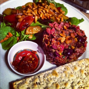 Tartare de boeuf aux pistaches grillées
