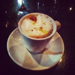 Shooter de champignons porcini avec mousse de lait à l'huile de truffe