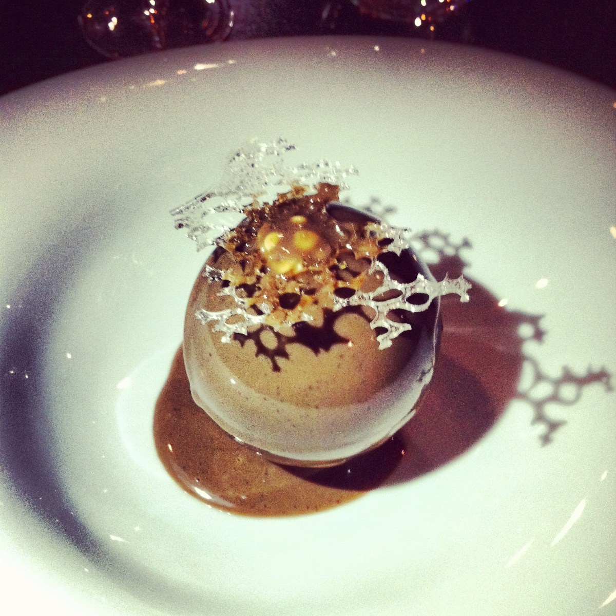 Sphère chocolatée mi-chaude mi-froide