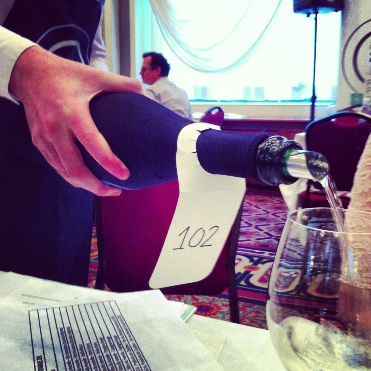 Les vins sont servis à l'aveugle.