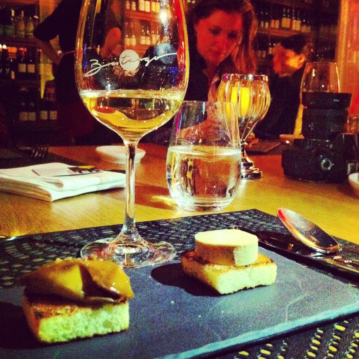 Poêlée de foie gras, pain brioché doré aux pommes et sirop d’érable et Terrine de foie gras aux figues, croutons de pain brioché