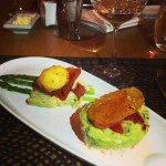 Tian de crabe, guacamole et salsa d’agrumes et Salade d’artichauts, asperges et prosciutto séché et œufs coulant frit