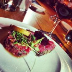 Tartare de bœuf à l’échalote, tomates sèches, basilic et huile de parmesan et Tartare de thon, salsa de champignons, parfum de lime et gelée de soya