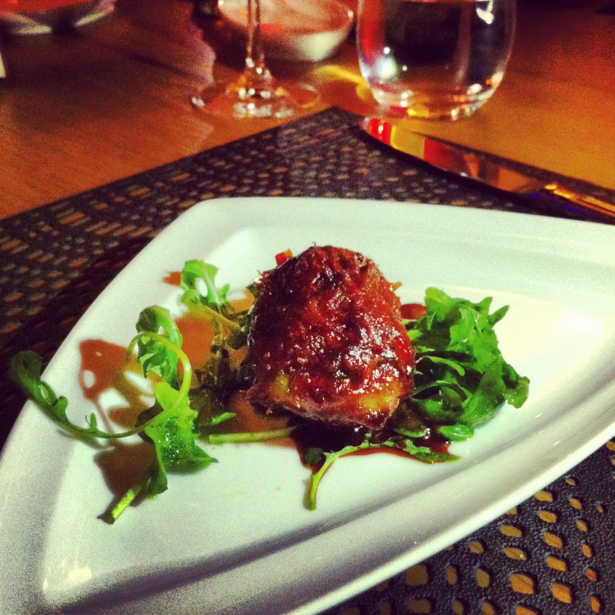 Agneau confit en cocotte de pommes de terre, buisson de roquette