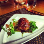 Agneau confit en cocotte de pommes de terre, buisson de roquette