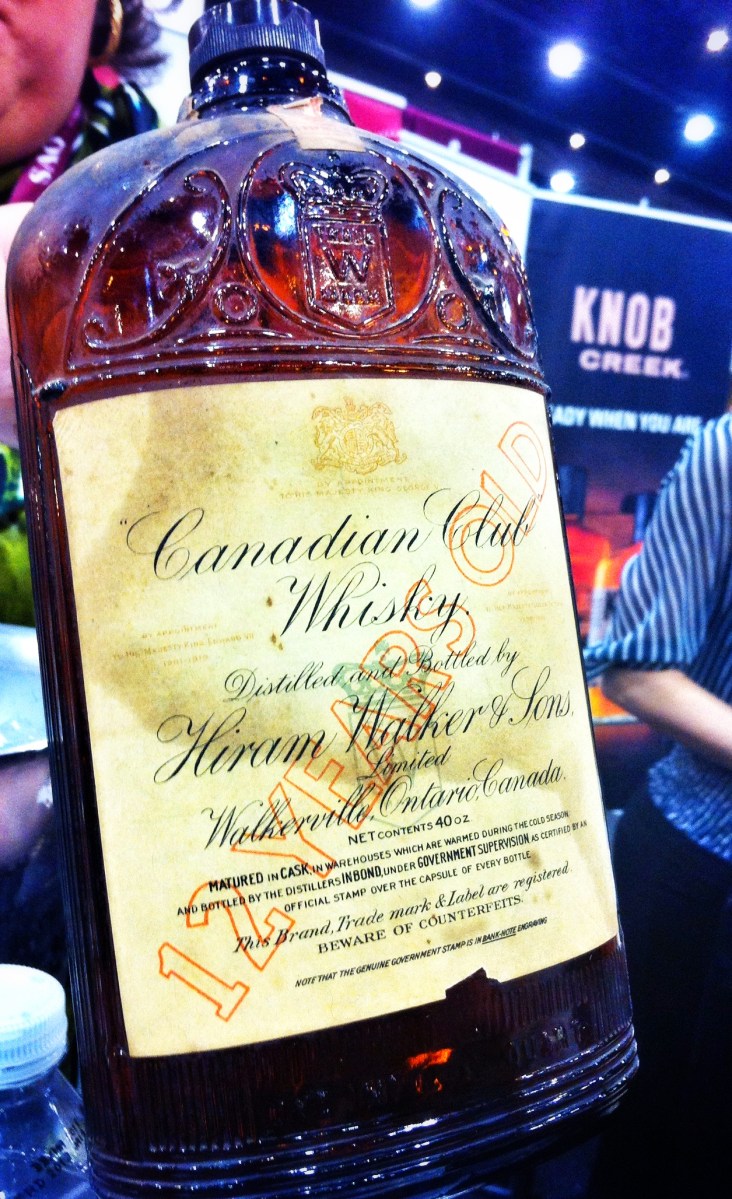 Une antiquité qui doit valoir son pesant d'or: une bouteille de whisky datant de 1924!