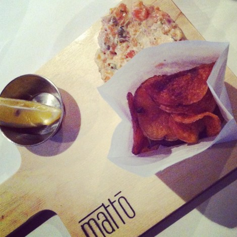 Tartare de saumon au fenouil, servi avec chips maison