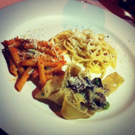 Trio de pâtes: spaghettis à la carbonara, pappardelles aux champignons et huile de truffe, penne romanov