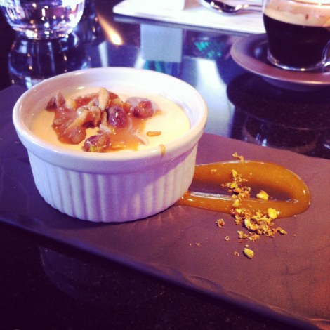 Bavaroise au Baileys, pistaches et coulis de fruit de la passion et mangue