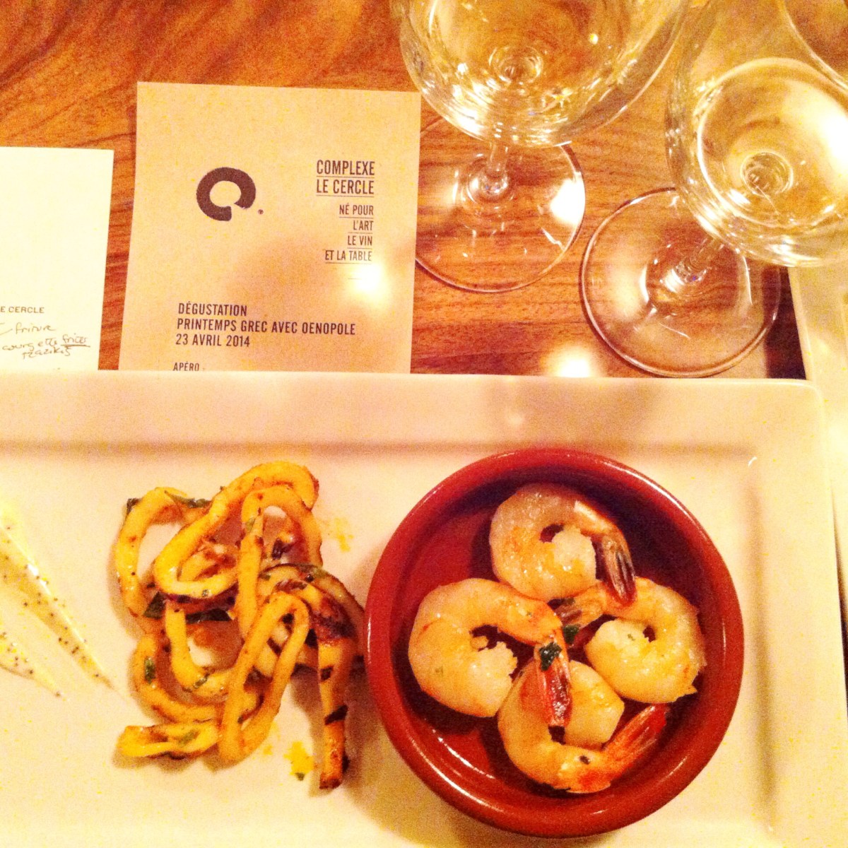 Duo de calmars grillé au paprika fumé et crevettes épicées à l’ail et au vin blanc