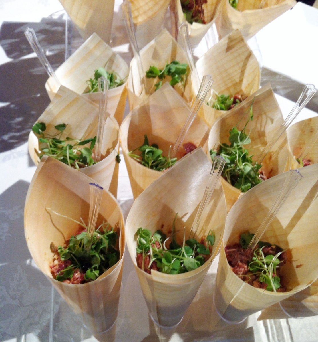 Tartare de boeuf fumé et grillé au pesto de tomates séchées et parmesan - Resto-Pub Garby