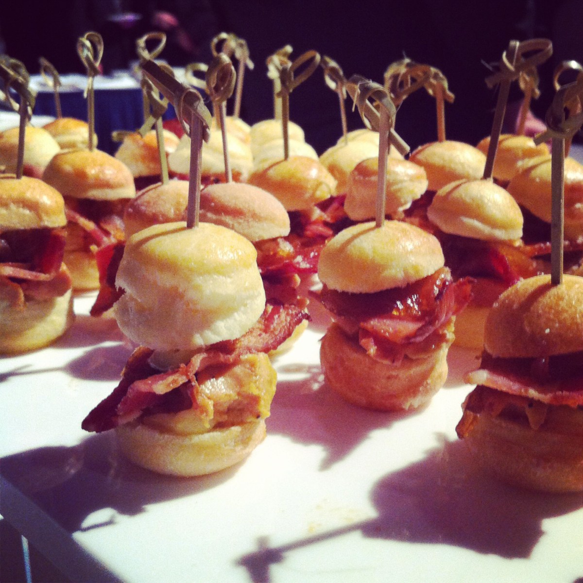 Burger de torchon de foie gras des Canardises, bacon, oignon confit au merlot, mayonnaise truffée - La Mangue verte