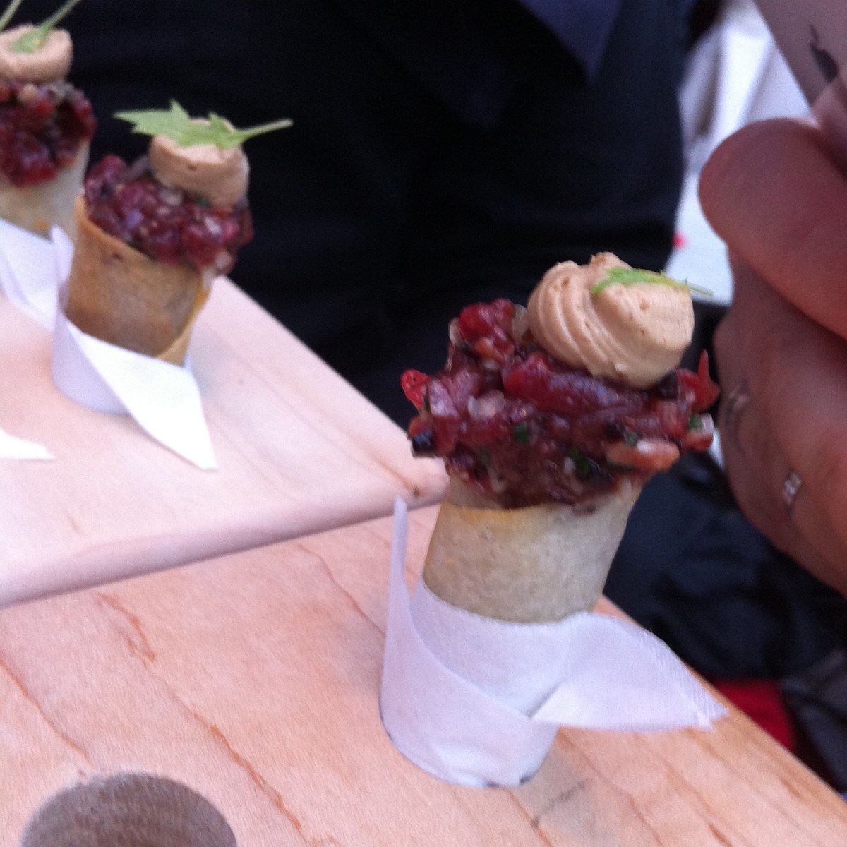 Cornet de tartare de cerf à la duxelles de pied bleu, pudding de céleri - rave à l’ail noir, foie gras fouetté