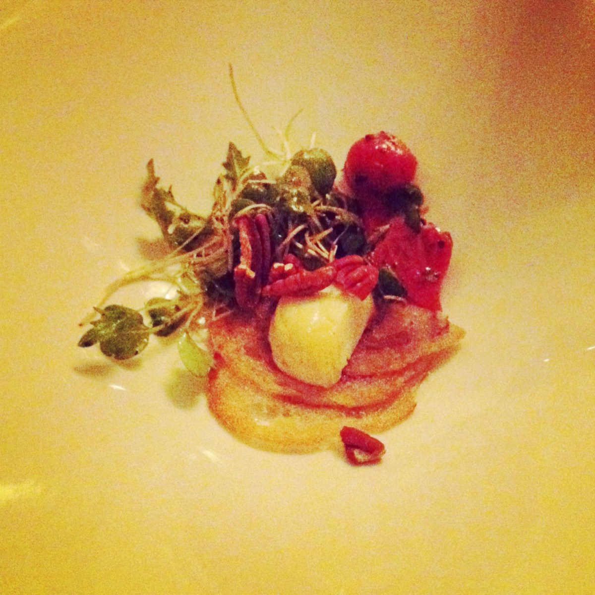 Fromage de chèvre chaud, thym frais, betterave à l'huile de truffe, pacanes torréfiées