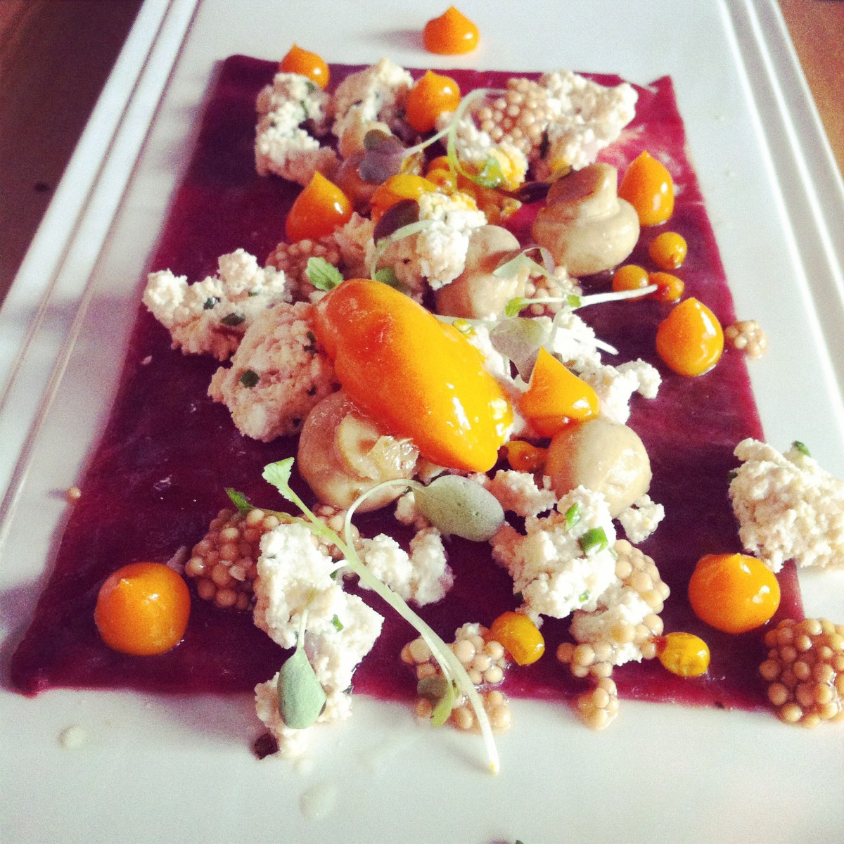 L'entrée de Miss Papila - carpaccio de wapiti avec tofu maison (!!!) et argousier (ah, les tendances!)