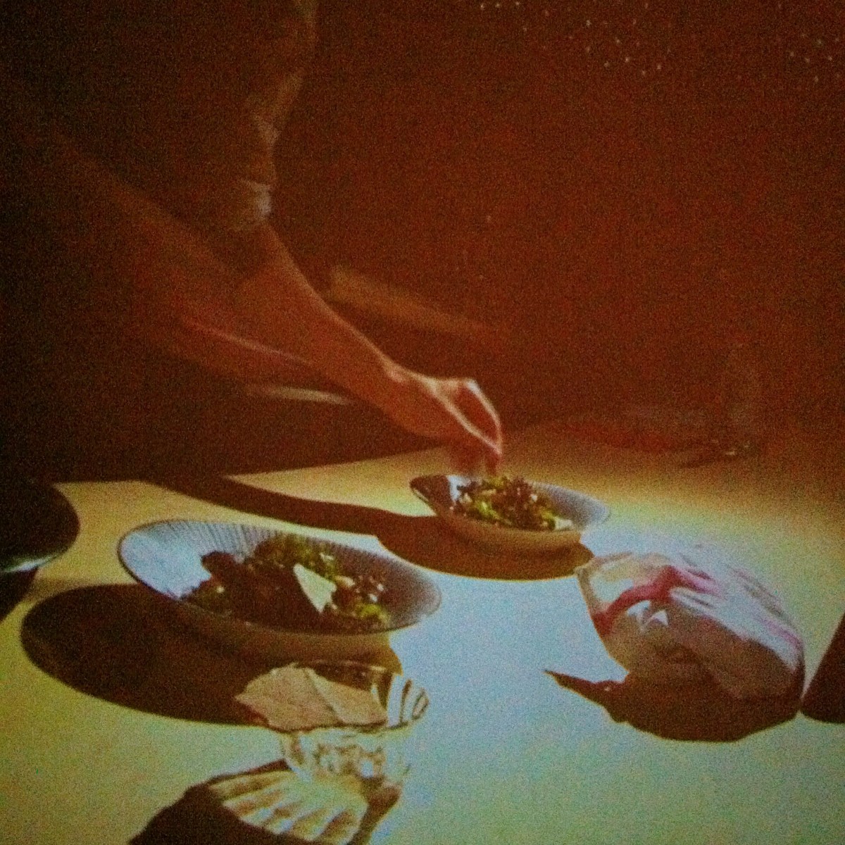 Aaron Langille prépare sa salade d'algues