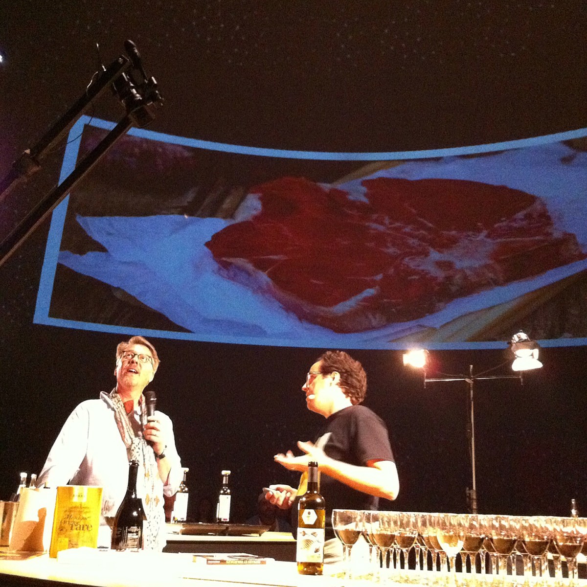 Chartier ne se prend pas au sérieux un instant.