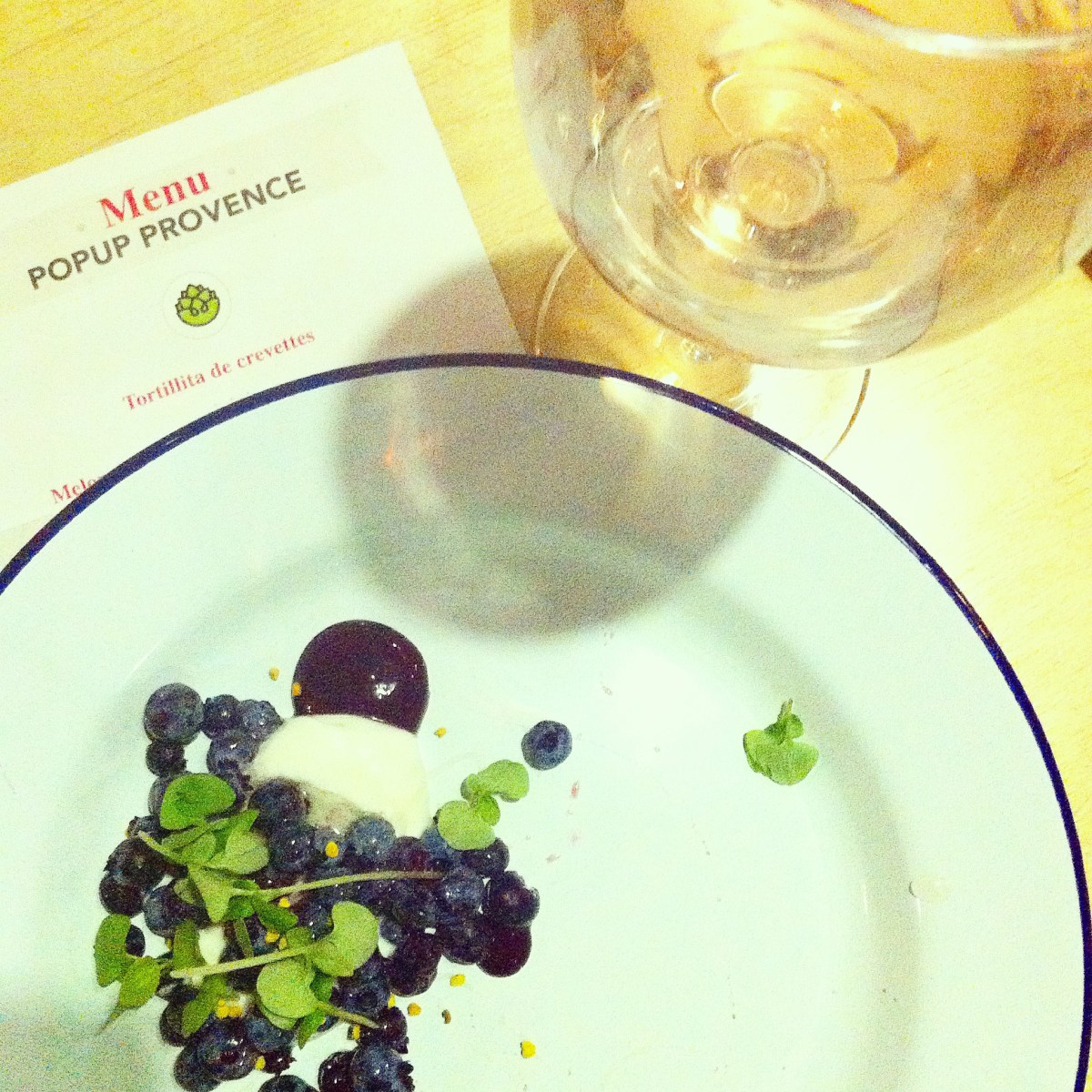 Faisselle, bleuets sauvages et miel