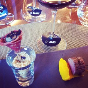 Agneau, saucisson épicé, mousse de foie, olive noire... Avec L'Olivier d'Anis, mon accord préféré de la soirée.