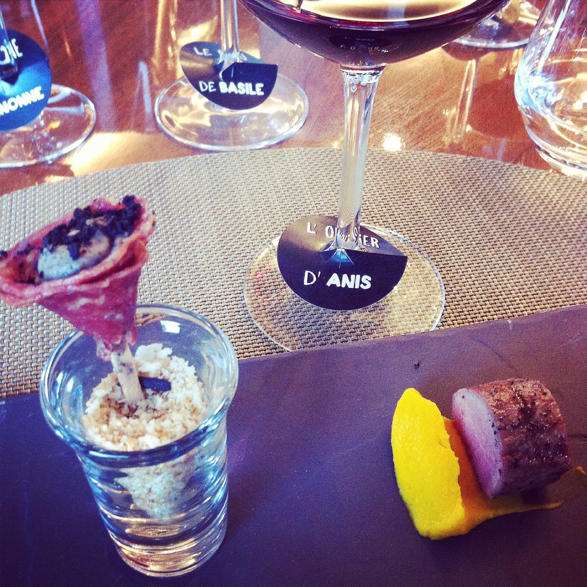 Agneau, saucisson épicé, mousse de foie, olive noire... Avec L'Olivier d'Anis, mon accord préféré de la soirée.