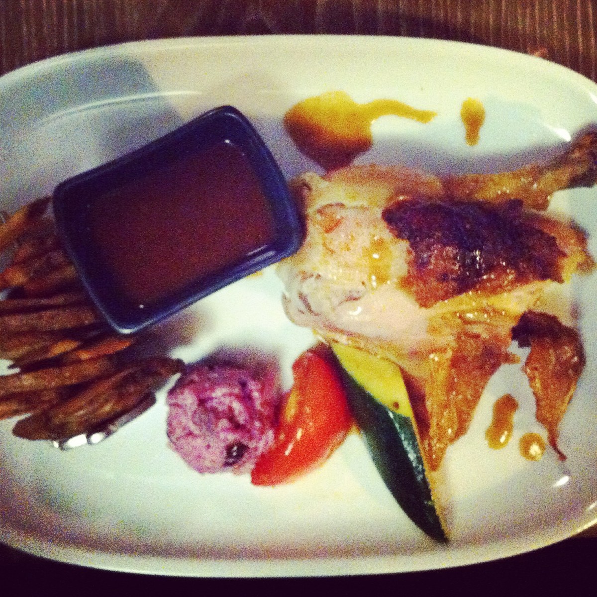 Quart de volaille biologique de Charlevoix, frites-chips, céleri rémoulade vinaigrette Cassis'isle d'Orléans et canneberge