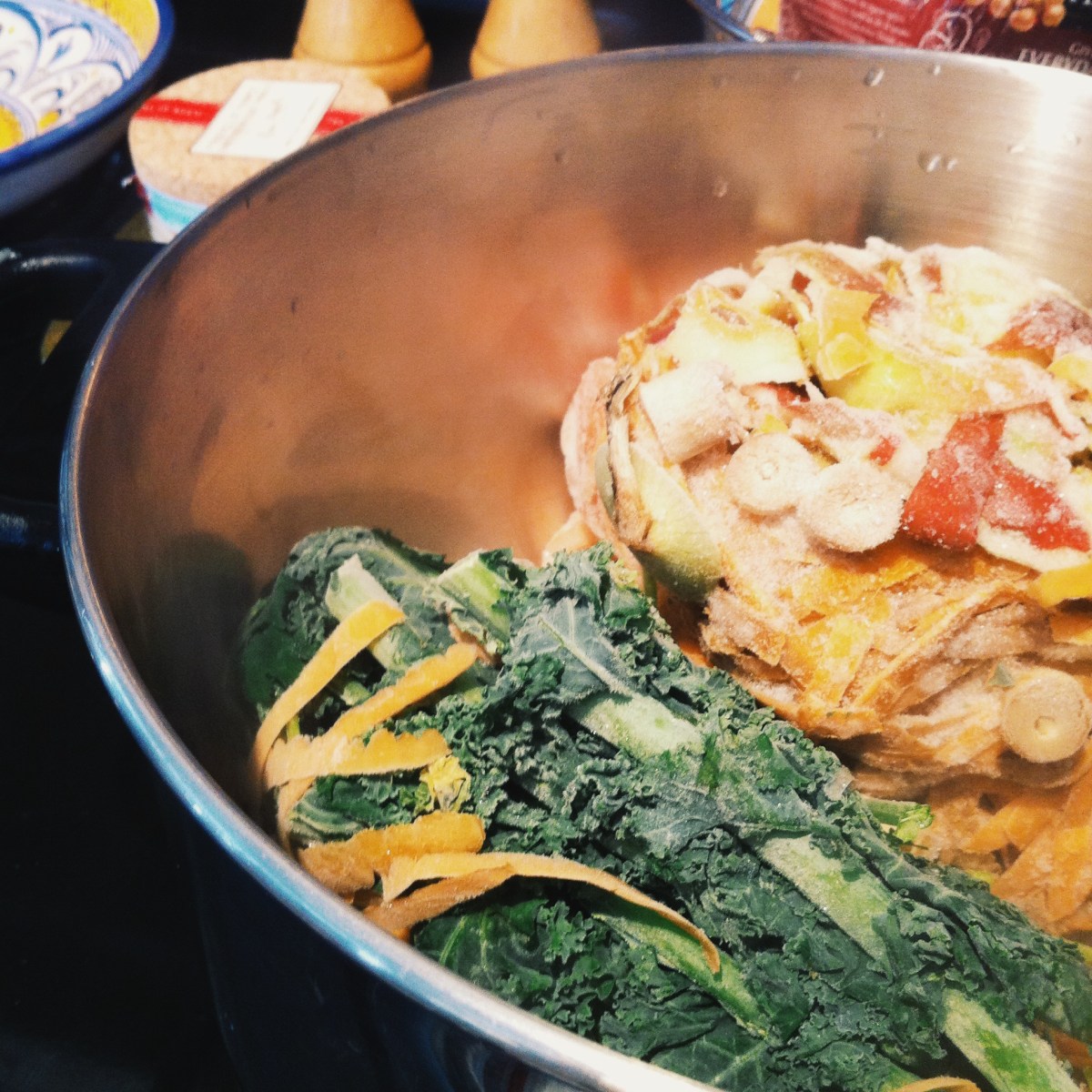 Les légumes congelés vont dans un grand chaudron...