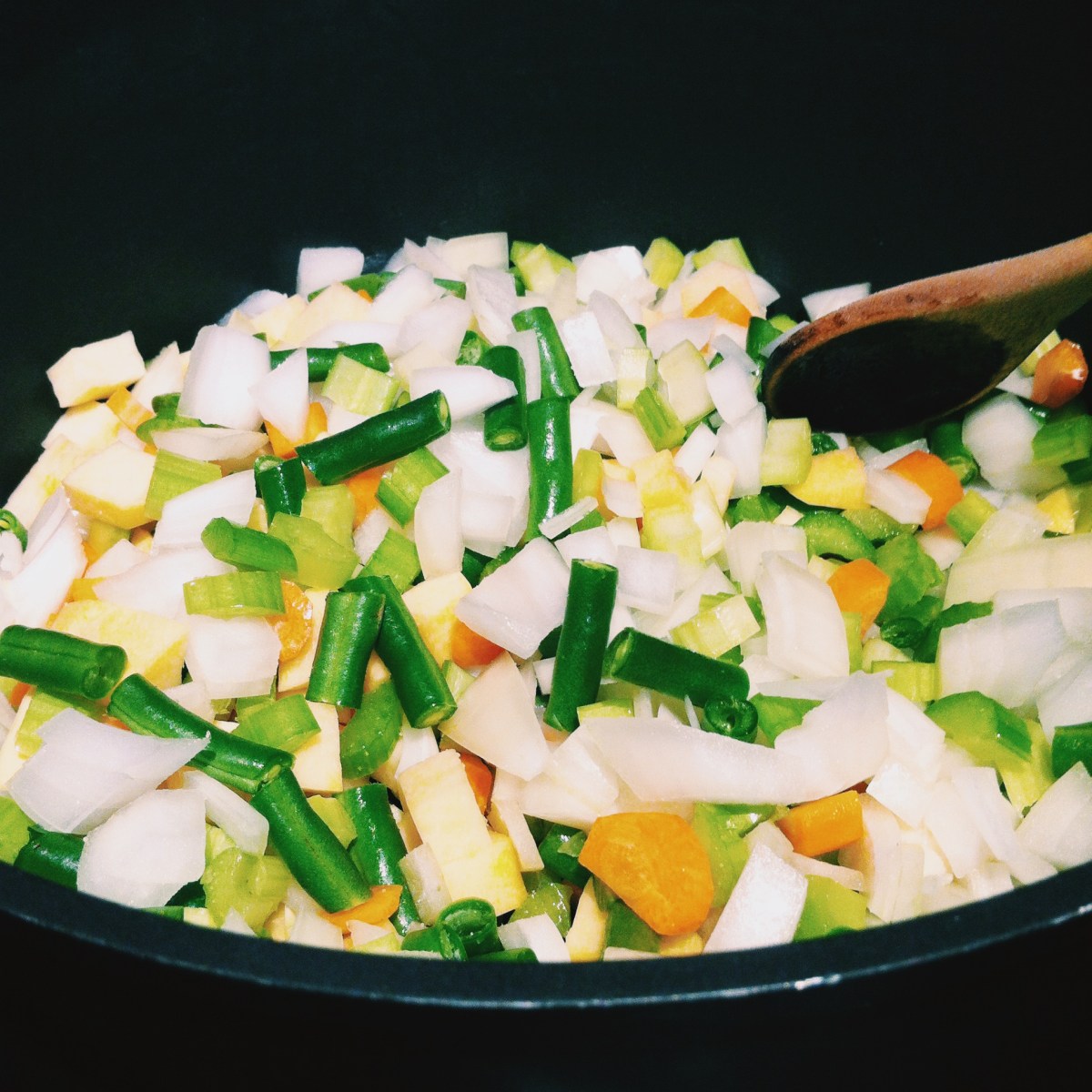 J'utilise des oignons, du céleri, des carottes, du navet et des fèves vertes...