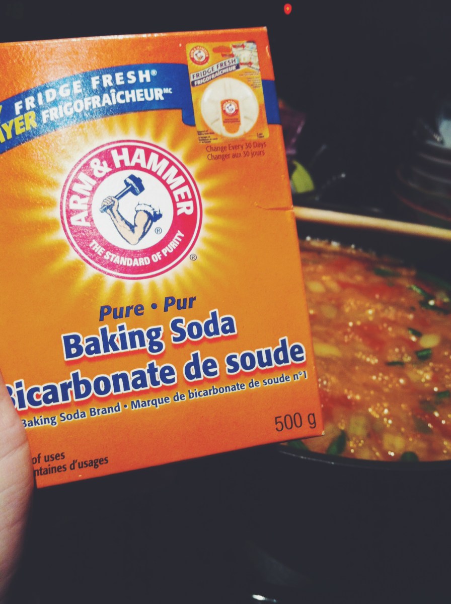 On saupoudre modérément avec du bicarbonate de soude.