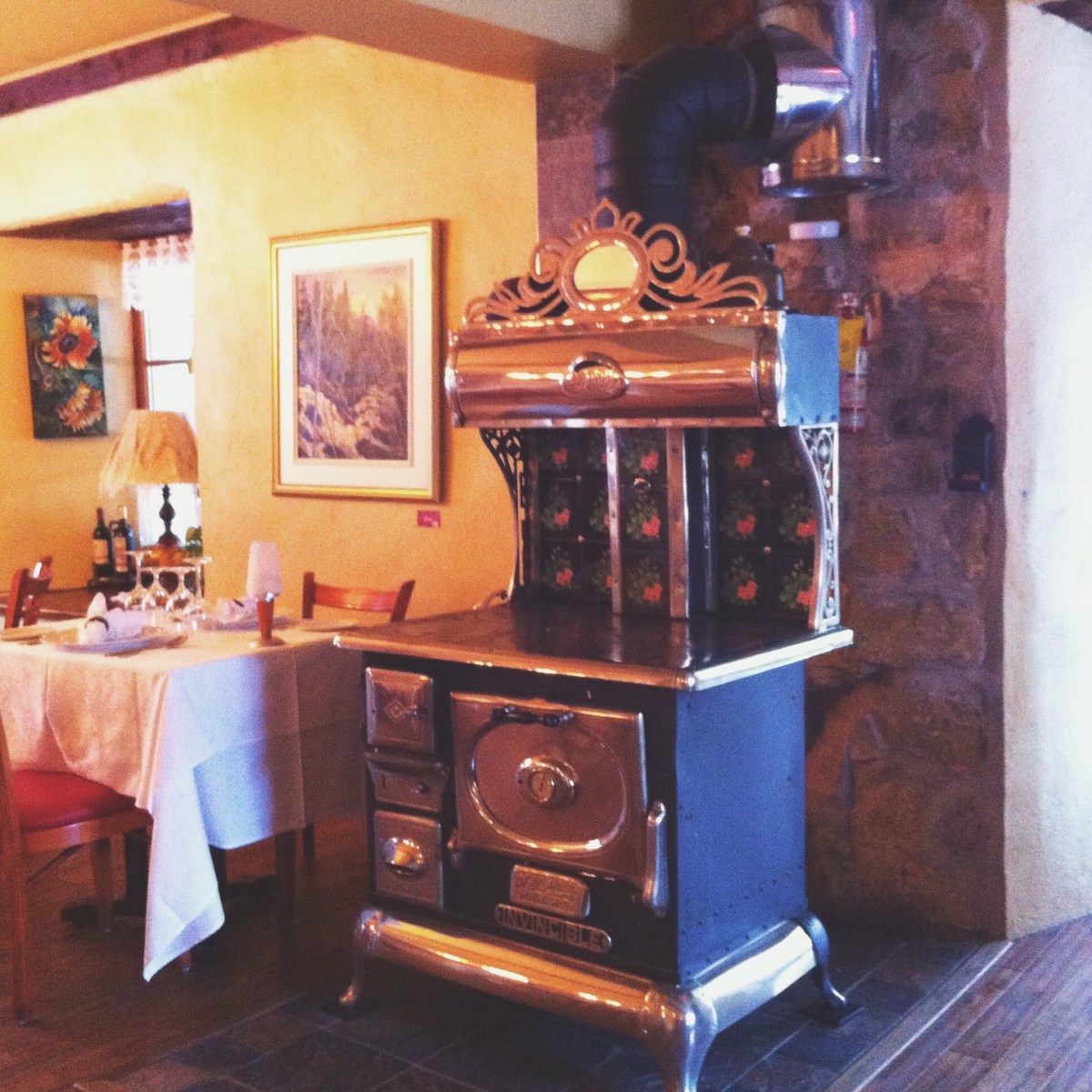 Le poêle qui trône fièrement dans la salle à manger