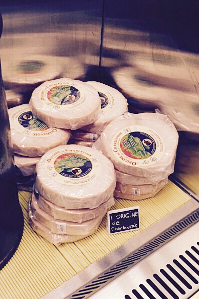 Il y a de L'Origine de la Laiterie Charlevoix en bonne quantité dans le cheese room!