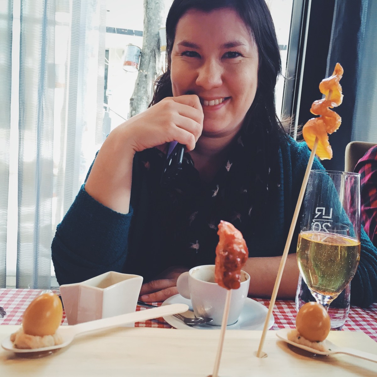 La charmante Marie-Hélène de HarnoisalaCarte.com qui attend patiemment que je termine ma photo