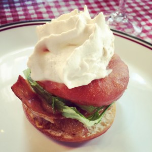 Le beigne-sandwich - cochon, mais raffiné!