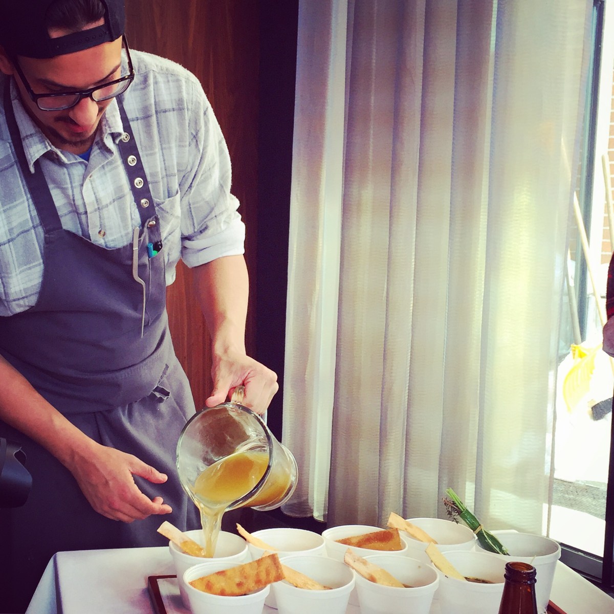 Raphaël prépare la soupe poulet et nouilles 100% maison