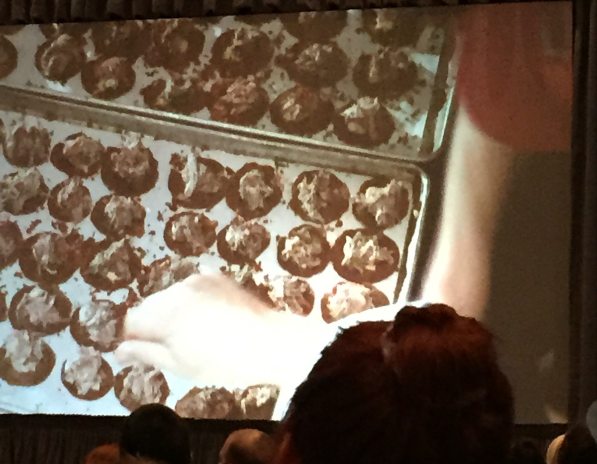 Les chefs ont terminé l'assemblage des bouchées en direct