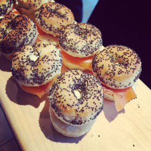 Une touche de cardamome et le mini bagel au saumon fumé prend du OUMPF!!