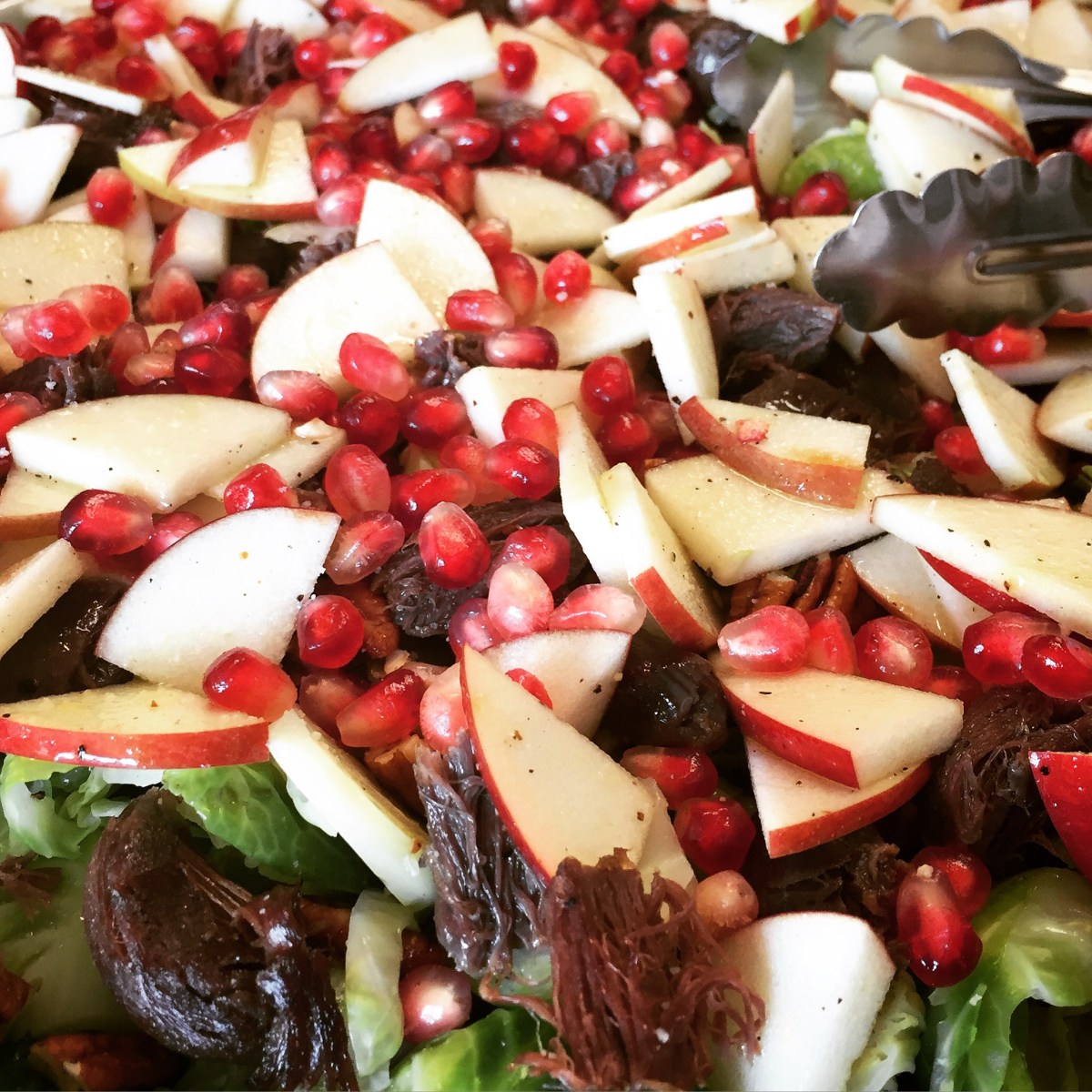 Salade de gésiers de canards confits, choux de bruxelles et pommes