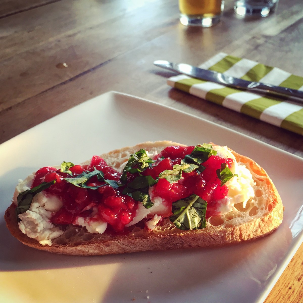 Chèvre, basilic et fraises: une combinaison à retenir