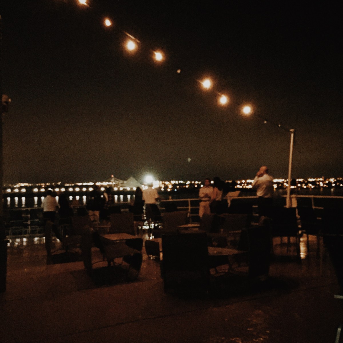 On s'imagine en bonne compagnie, un verre à la main.