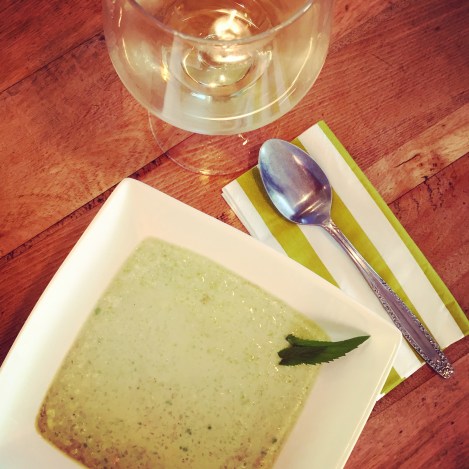 Soupe froide d'avocat, concombre et sencha