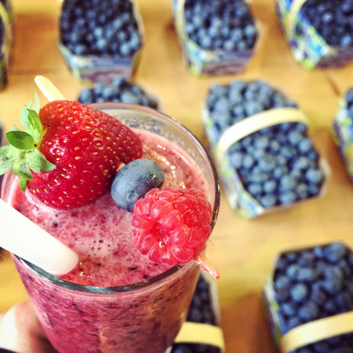 Cocktail fraises, framboises, bleuets et limonade - j'en prendrais un tous les matins!
