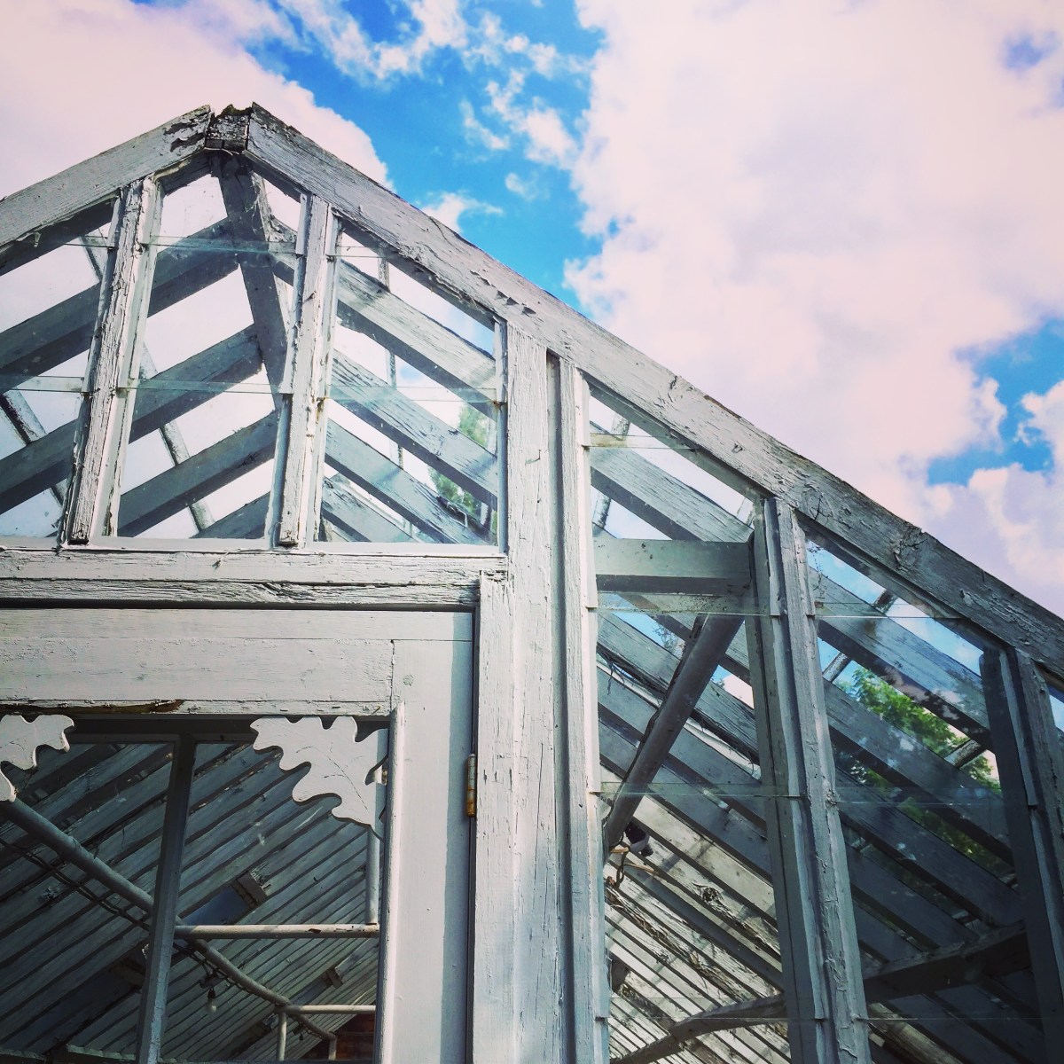 Serre blanche sur fond de ciel bleu