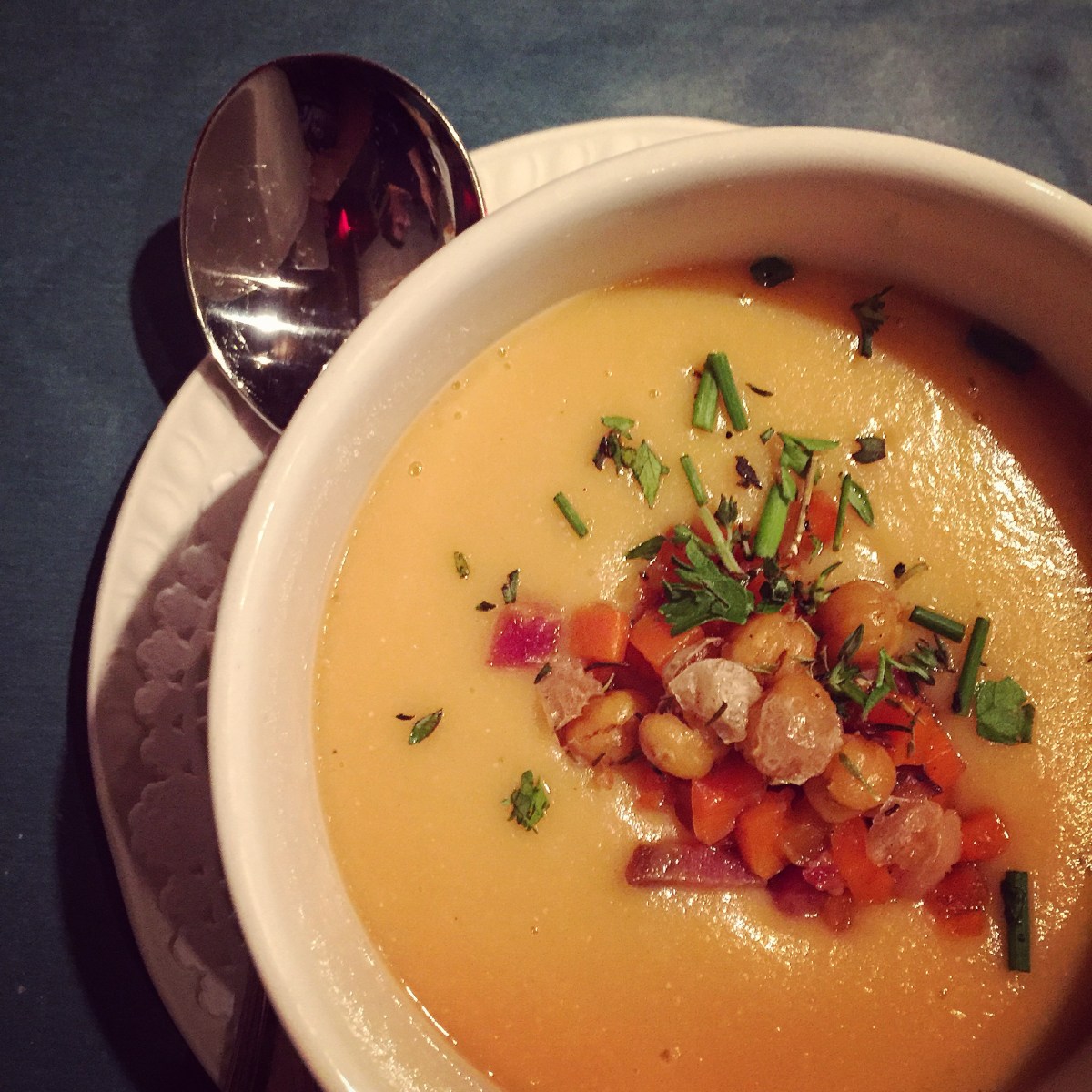 Soupe aux pois crémeuse, façon La Bûche - avec pois chiches grillés et lardons