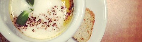 Crème de carottes et cari, avec des croûtons de bagel qui ont de la personnalité