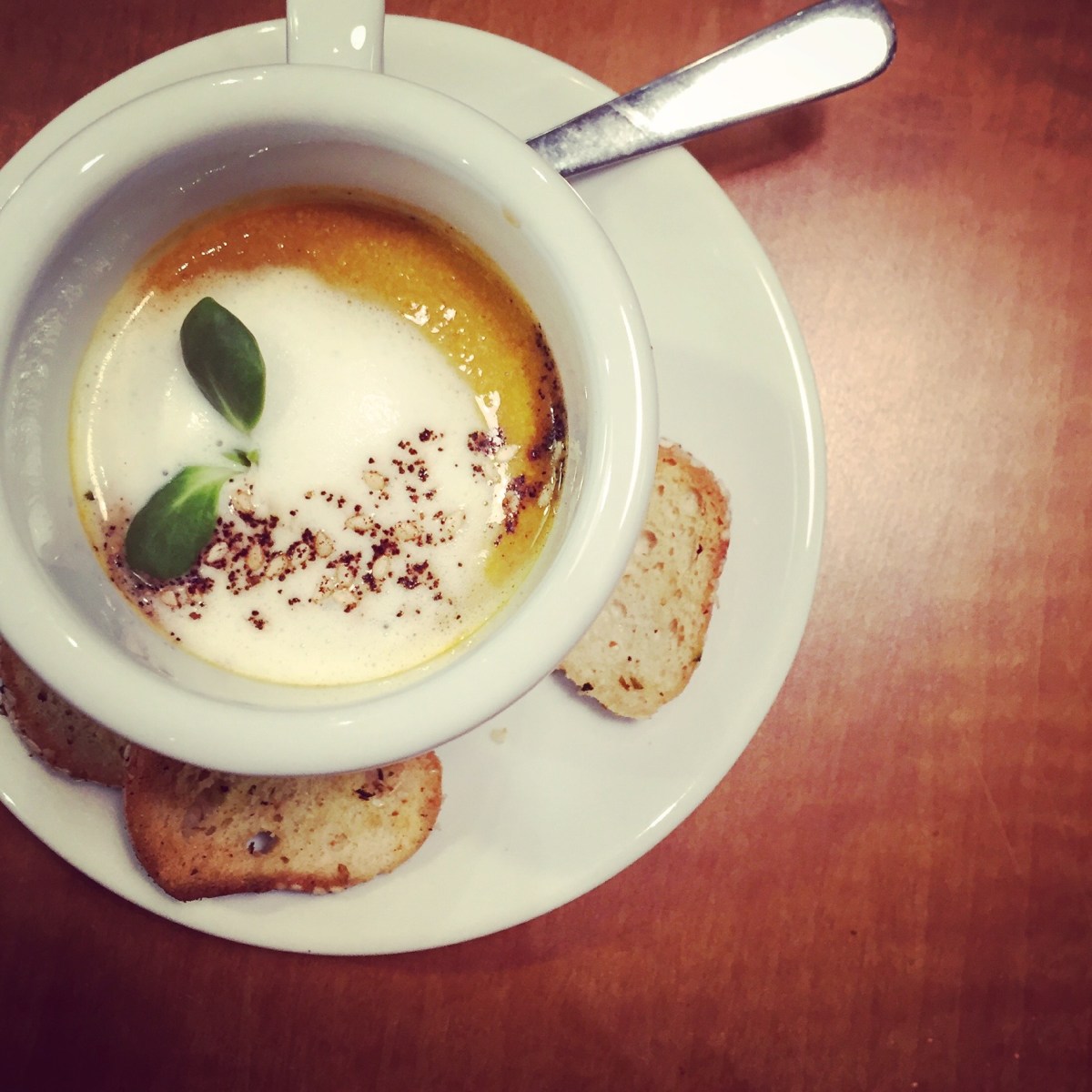 Crème de carottes et cari, avec des croûtons de bagel qui ont de la personnalité